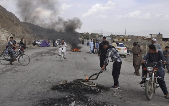 Pakistani Shia youth burn tyres to block a main road in Quetta. These Shias are from the Hazara community who were protesting against the suicide bomb attack on Friday 12th April. The suicide bomber had targeted an open air market in Quetta, Balochistan killing 20 people and wounding dozens of others. (Photo: AP/PTI)