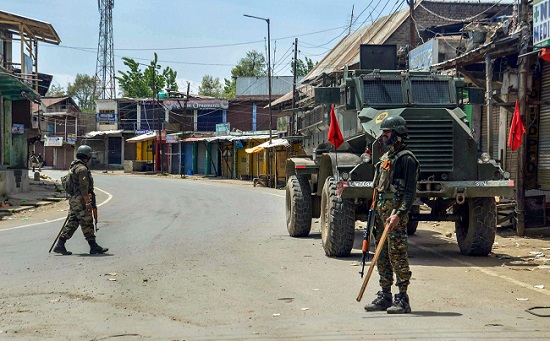 Security personnel stand guard on a deserted street during the 4th phase of Lok Sabha elections in Kulgam, south Kashmir on April 29, 2019. (Photo: PTI)