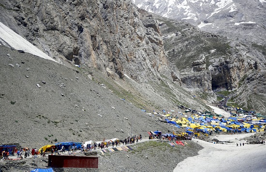 Hindu devotees on their way to the Holy Cave Shrine of Shri Amarnath, at Pahalgam in Anantnag district of Jammu and Kashmir. (Photo: PTI)