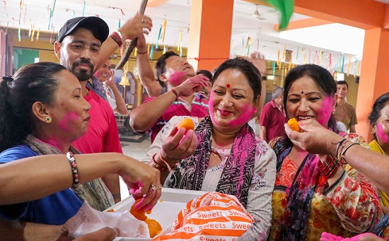 Residents of Gorkha Nagar in Jammu celebrate government's resolution to revoke Art 370 and Art 35A from Jammu & Kashmir. (Photo: PTI)