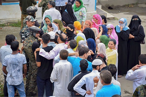 Security forces and civil administration helping Kashmiris connect with their relatives through phone in Kashmir Valley. (Photo: PTI)