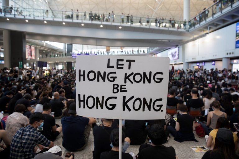 Protesters in Hong Kong are fighting mainland China for the restoration of democratic rights in their island city. (Photo: EPA-EFE)