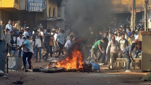 Demonstrators throw stones towards police during a protest against a new citizenship law, in Mangaluru on December 19, 2019. (Photo: Reuters/Stringer)