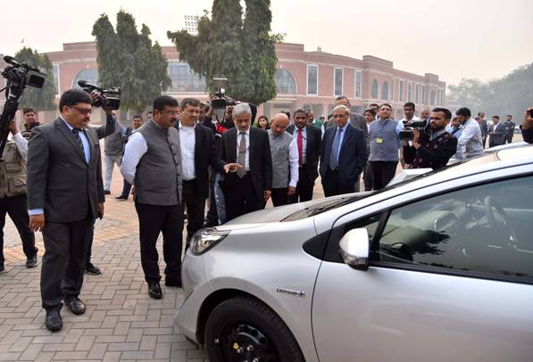 Dharmendra Pradhan experiences Hydrogen Fuel Cell based car