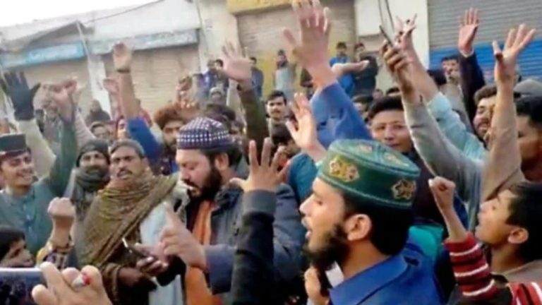 A large mob of radical Muslims shouting slogans at the Gurudwara Nankana Sahib in Pakistan on January 03, 2020. (Representative photo)