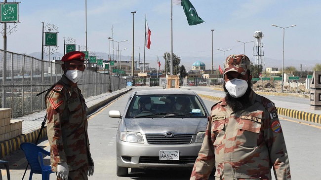 Pakistani security forces wearing masks in Karachi. (Photo: AFP)