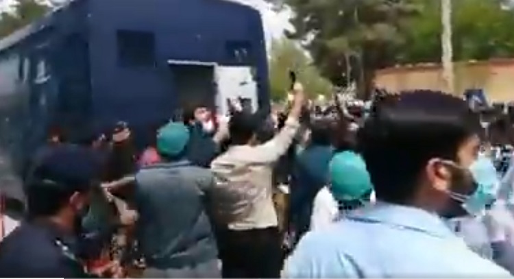 Pakistani policemen arresting doctors in Balochistan. The doctors were demanding better PPE (personal protective equipment) to treat Coronavirus patients.