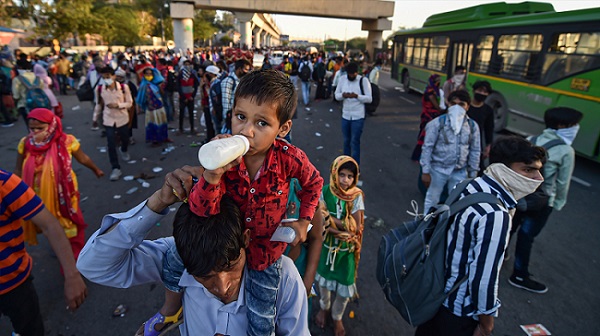 Migrant workers leaving Delhi for their native villages after India announced a nationwide lockdown to contain COVID-19. (Photo: PTI)