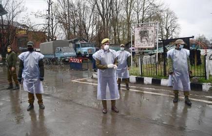 Policemen wearing protective gear to enforce lockdown across Kashmir Valley. (Photo: News Intervention)