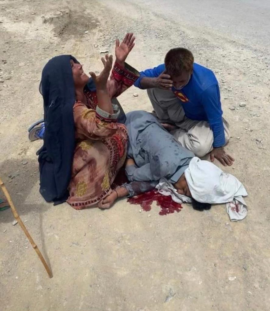 Mother and Father of Hayat Baloch crying over the body of their son. Hayat Baloch was a student and was murdered in cold blood by the Pakistani security forces in occupied Balochistan. (Photo: News Intervention)