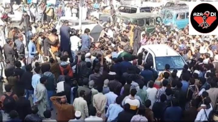 ISI agent's car is surrounded by locals in Rawalakot. The ISI had come to abduct the local Kashmiri youth in Rawalakot on October 28. (Photo: News Intervention)