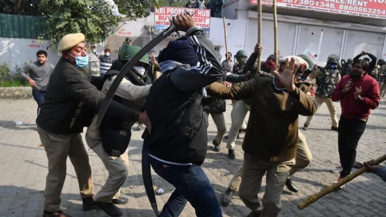 Adhatiya (farming commission agent) attacking policemen with swords.