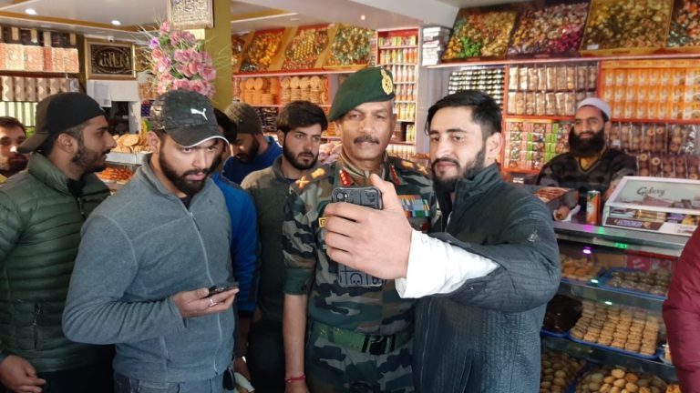 J-K, GOC distributing sweets on Diwali eve at Kashmir Valley. (Photo: Chinar Corps)