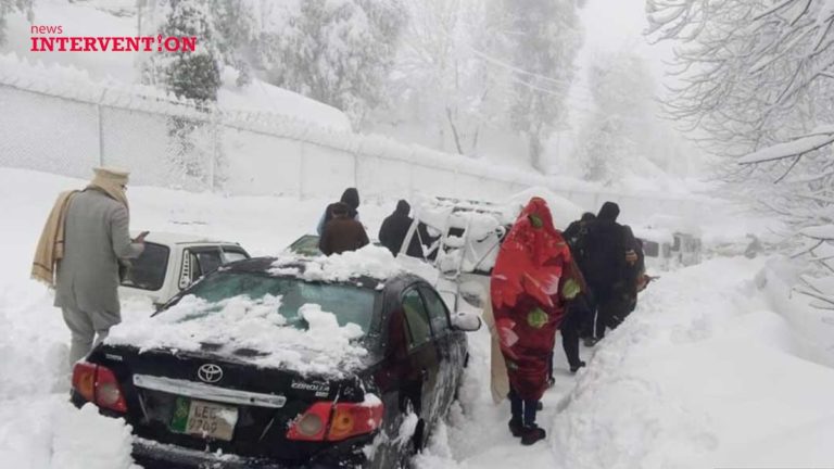 Stranded tourists at Murree, Pakistan's Punjab province. At least 21 tourists froze to death on the night of Jan 7/8, 2022.