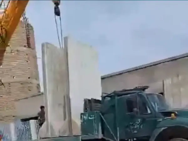 Taliban erects wall as self defense