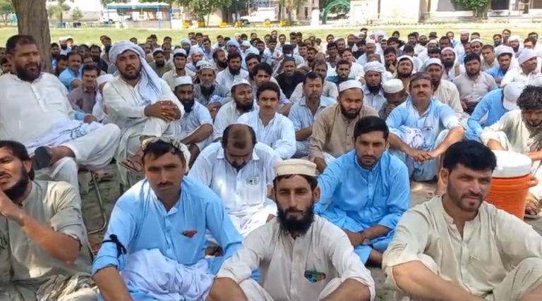 Khyber-Pakhtunkhwa: Police block Indus highway protesting against dollar war