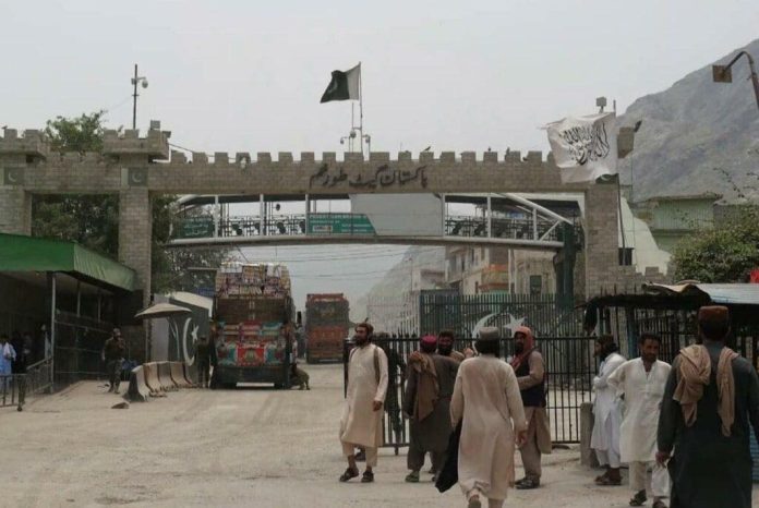 pakistan shuts border with afghanistan